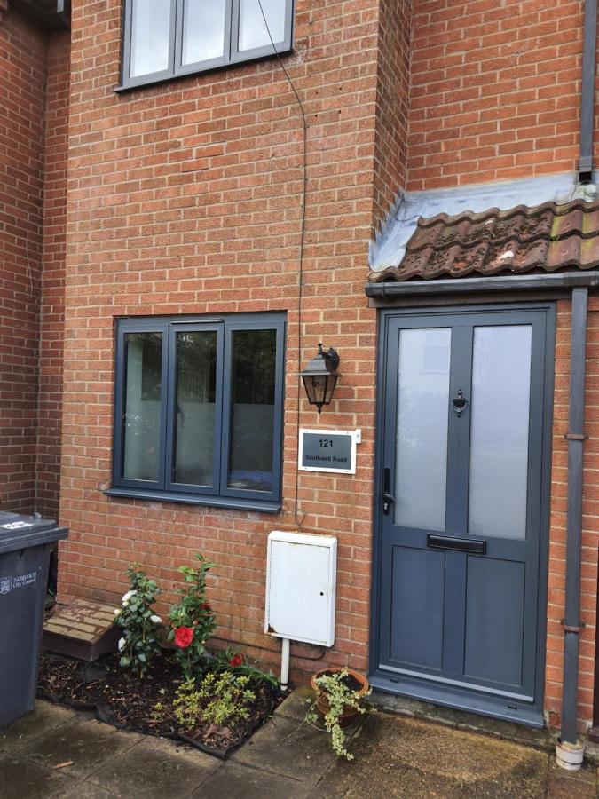 Country Style, 2 Bedroom House, Parking And Superb Location Apartment *